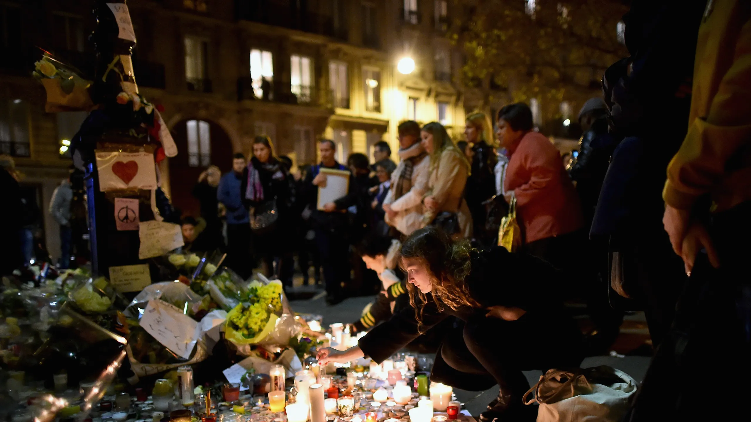 Parigi ricorda il 13 novembre: dieci anni dopo gli attentati del Bataclan, la Francia si ferma per non dimenticare