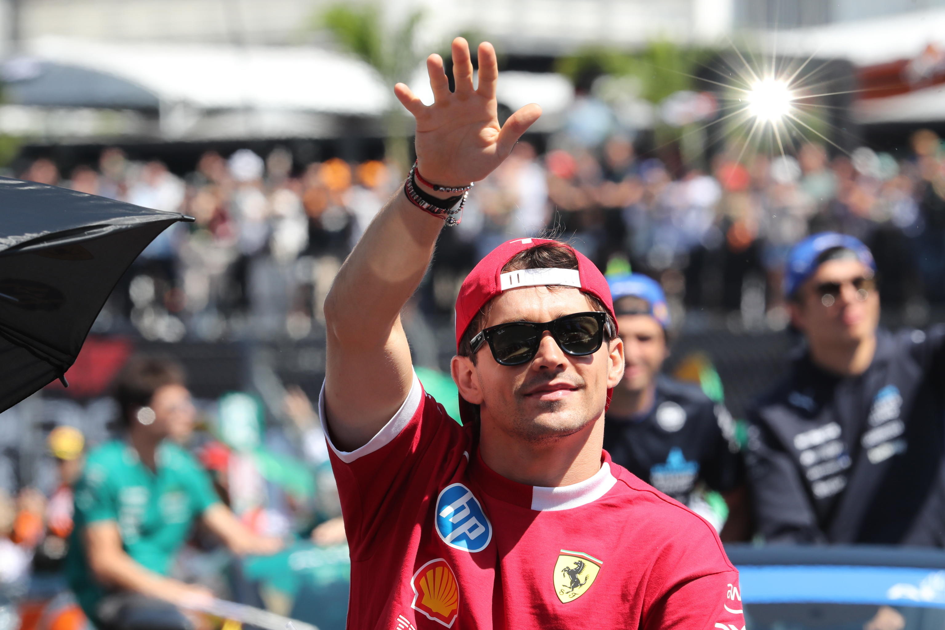 formula 1 charles leclerc si sposa sfortunato in pista ma fortunato in amore con alexandra saint mleux