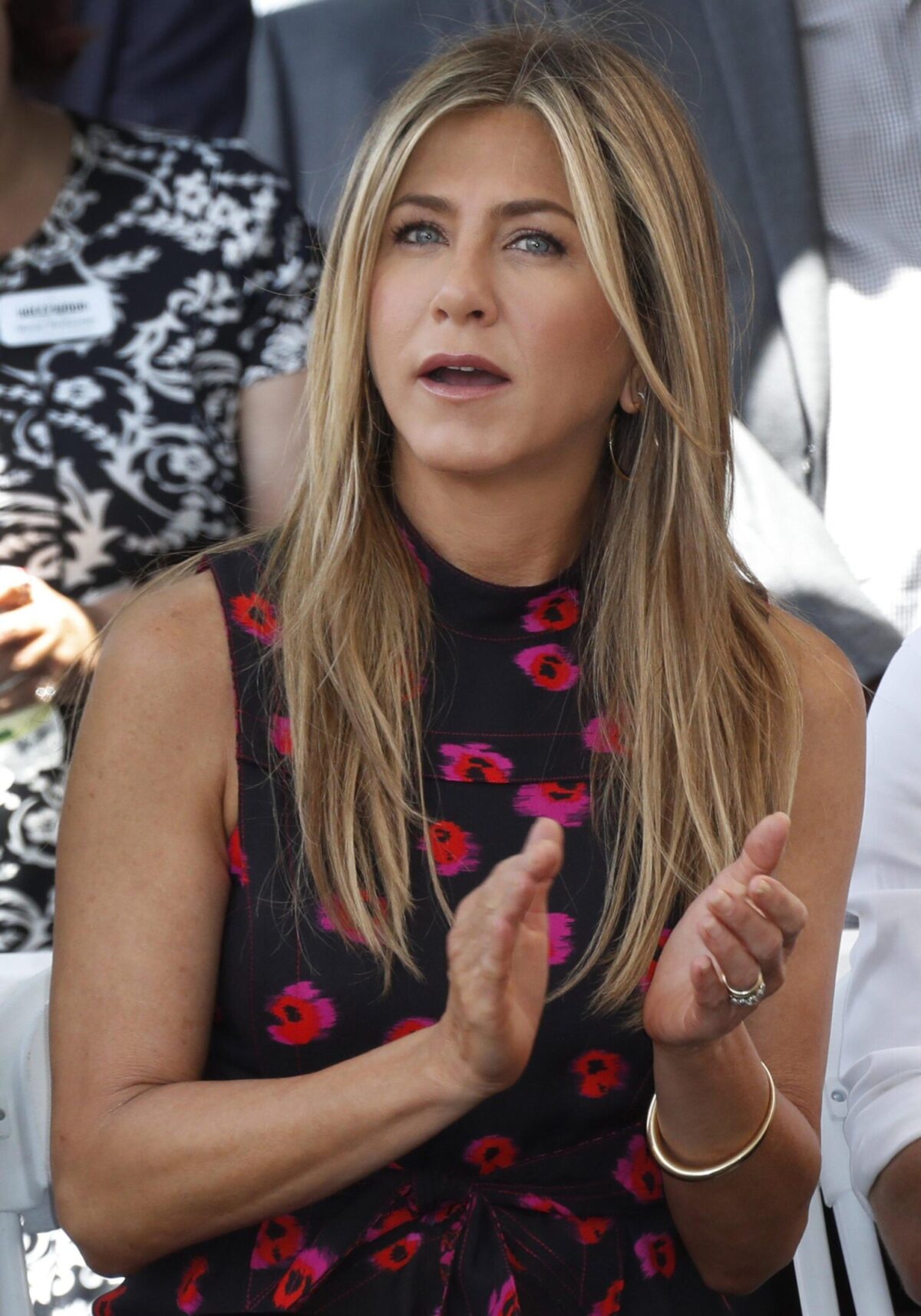 Jennifer Aniston non è più single: ecco chi Jim Curtis, il nuovo amore che le ha fatto ritrovare il sorriso Jennifer Aniston non è più single: ecco chi Jim Curtis, il nuovo amore che le ha fatto ritrovare il sorriso