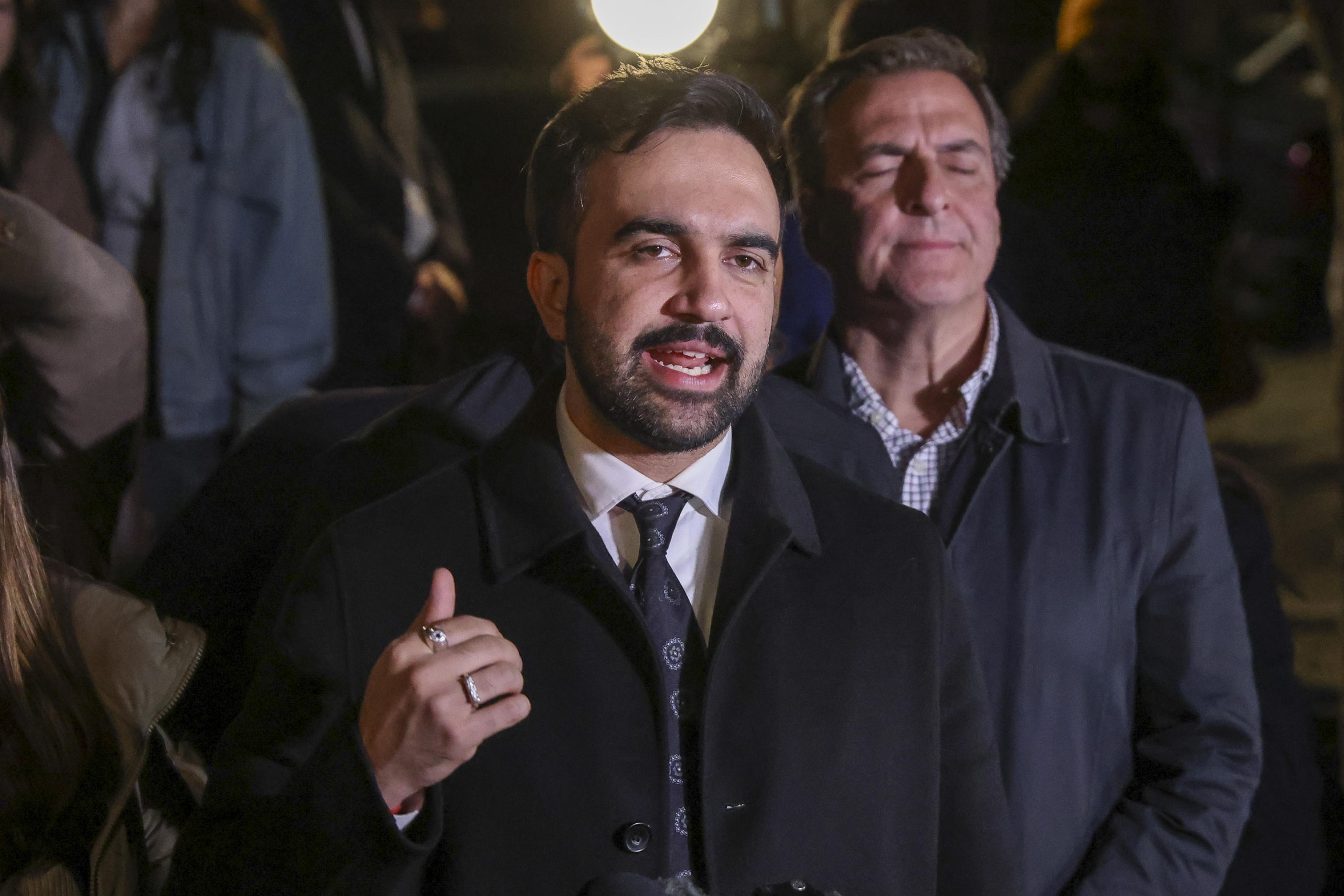 Elezioni a New York: favorito il socialista musulmano Mamdani. Trump alla carica: “Se vince il niente fondi federali” Elezioni a New York: favorito il socialista musulmano Mamdani. Trump alla carica: “Se vince il niente fondi federali”