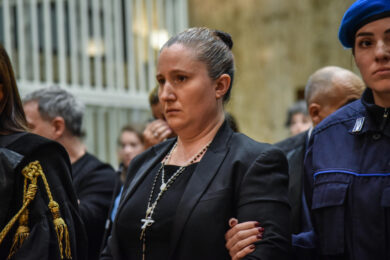 Alessia Pifferi, cancellato l’ergastolo: 24 anni per la madre di Diana. La Corte riconosce fragilità mentale