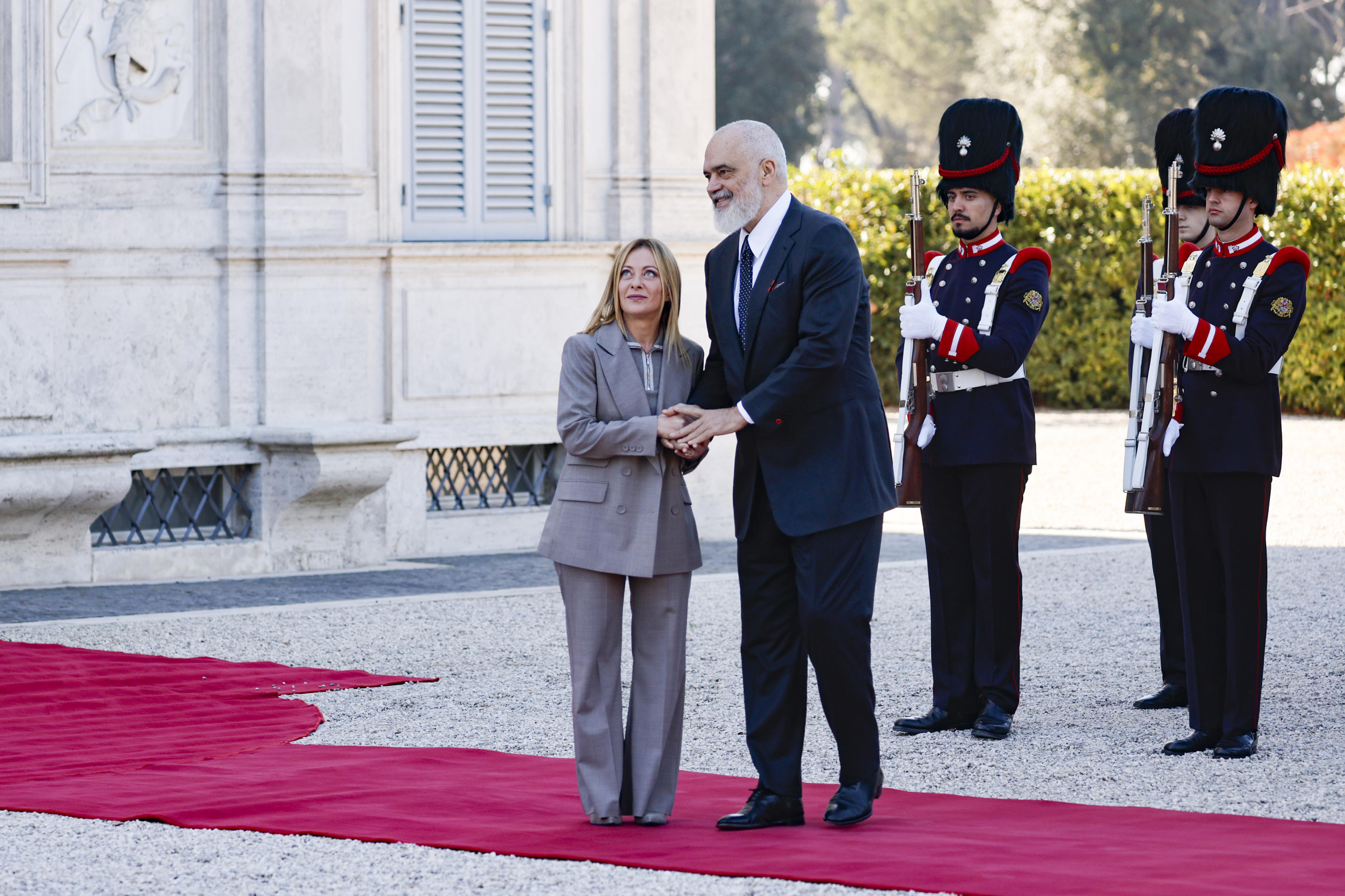 Vertice Italia Albania: Meloni e Rama firmano gli accordi su migranti, infrastrutture e difesa Vertice Italia Albania: Meloni e Rama firmano gli accordi su migranti, infrastrutture e difesa