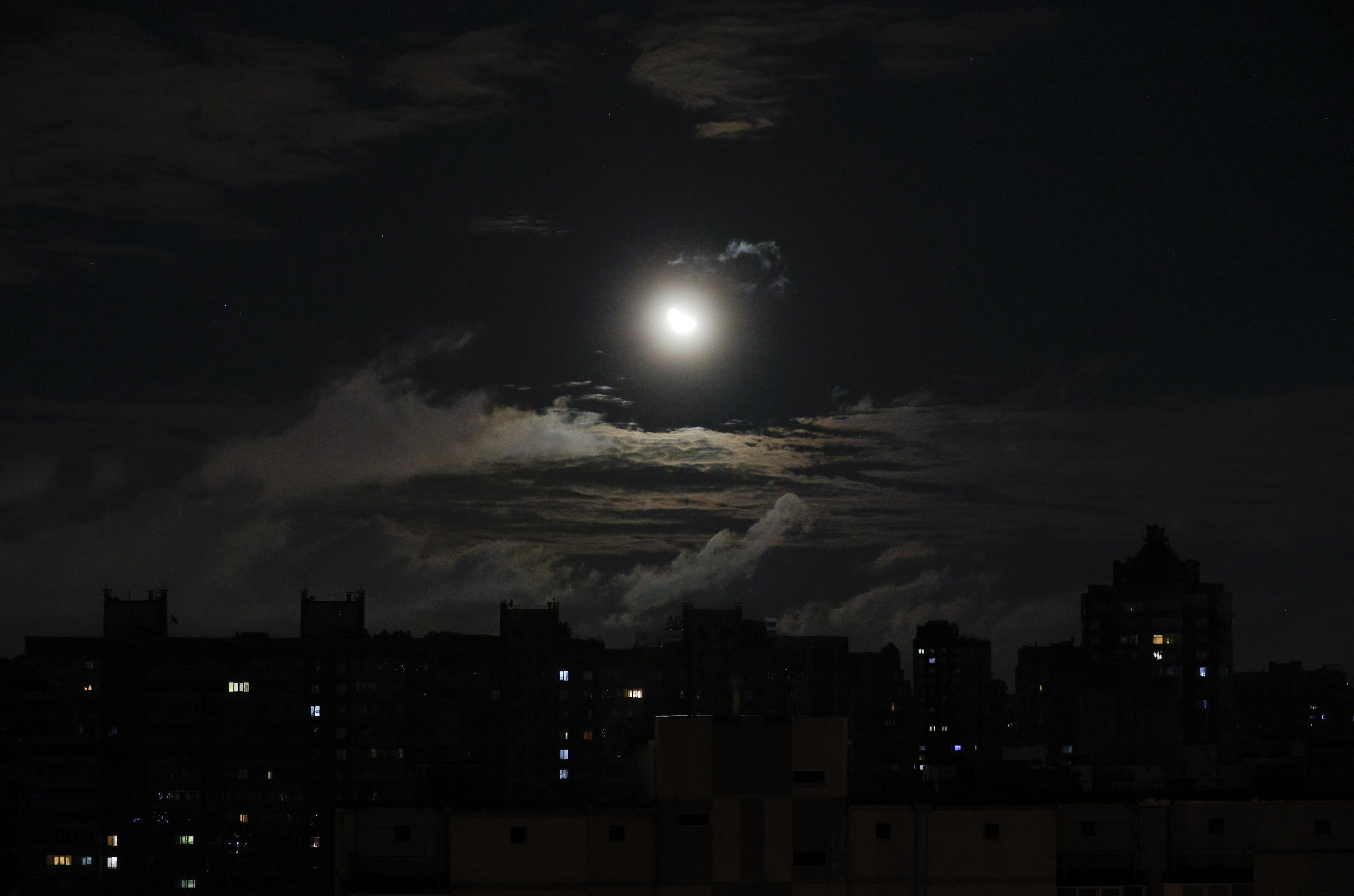 Guerra in Ucraina: nella notte pioggia di missili su Kiev, 4 morti e più di 20 feriti