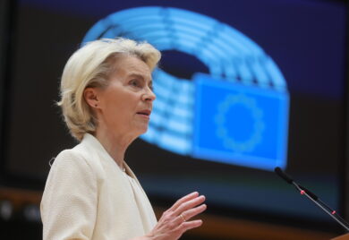 Ucraina, von der Leyen studia le proposte per finanziare Kiev e avverte: “Deficit enorme”