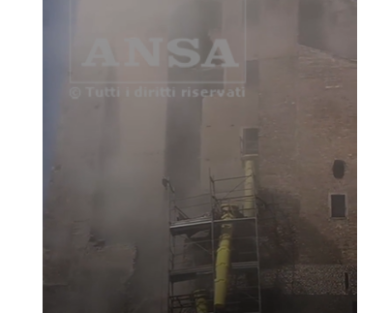 Roma, il momento del crollo di parte della Torre dei Conti ai Fori Imperiali