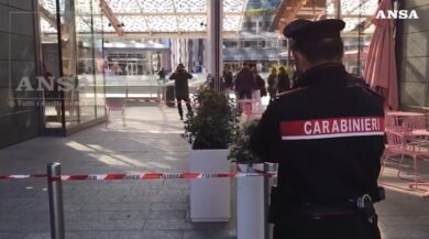 Donna accoltellata in piazza Gae Aulenti a Milano: è grave