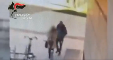 Donna accoltellata in piazza Gae Aulenti a Milano: il video dell’aggressione