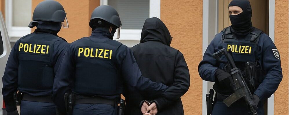 Europa nel mirino: maxi operazione contro la propaganda jihadista e rete di armi per Hamas Europa nel mirino: maxi operazione contro la propaganda jihadista e rete di armi per Hamas