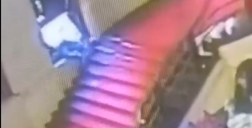 L’inciampo e la caduta: così l’assessore Cani ha danneggiato la vetrata del Sironi L’inciampo e la caduta: così l’assessore Cani ha danneggiato la vetrata del Sironi