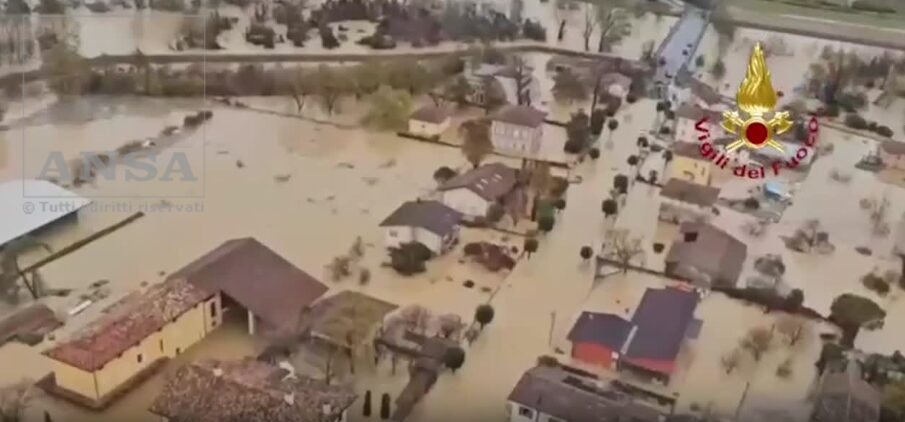 Maltempo, esonda il torrente Torre nel goriziano: persone sui tetti Maltempo, esonda il torrente Torre nel goriziano: persone sui tetti