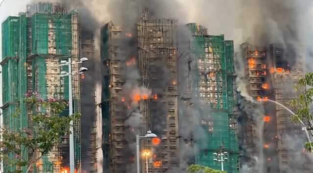 hong kong maxi incendio divora grattacieli almeno 13 morti da Panorama.it hong kong maxi incendio divora grattacieli almeno 13 morti