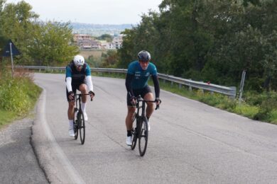 L’impresa in bicicletta: sui pedali per difendere lo «svapo»