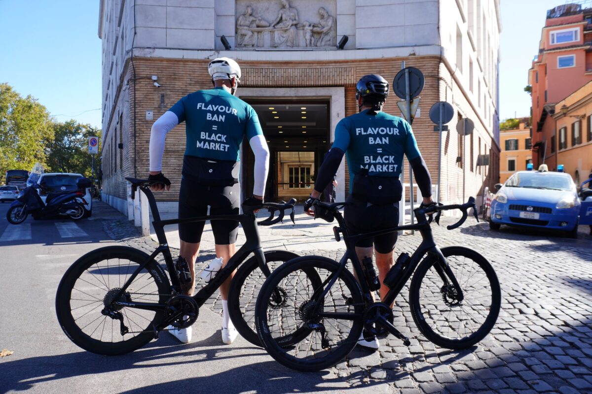 L’impresa in bicicletta: sui pedali per difendere lo «svapo» L’impresa in bicicletta: sui pedali per difendere lo «svapo»