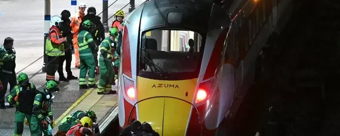 Grave attacco a coltellate su un treno inglese: dieci feriti, scatta l’allarme terrorismo Grave attacco a coltellate su un treno inglese: dieci feriti, scatta l’allarme terrorismo