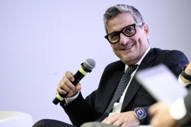 Edicola in residenza protetta: Muzi Betti porta i giornali agli anziani e conquista il Sottosegretario Barachini