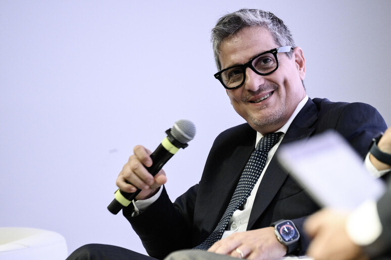 edicola in residenza protetta muzi betti porta i giornali agli anziani e conquista il sottosegretario barachini