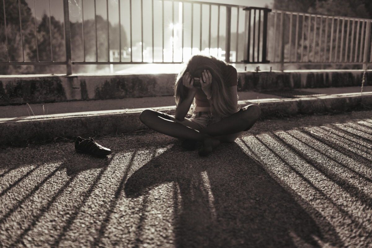 Suicidio, la prima causa di morte tra i giovani in Europa: allarme smartphone e isolamento sociale