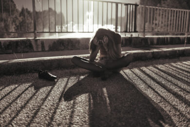 Suicidio, la prima causa di morte tra i giovani in Europa: allarme smartphone e isolamento sociale