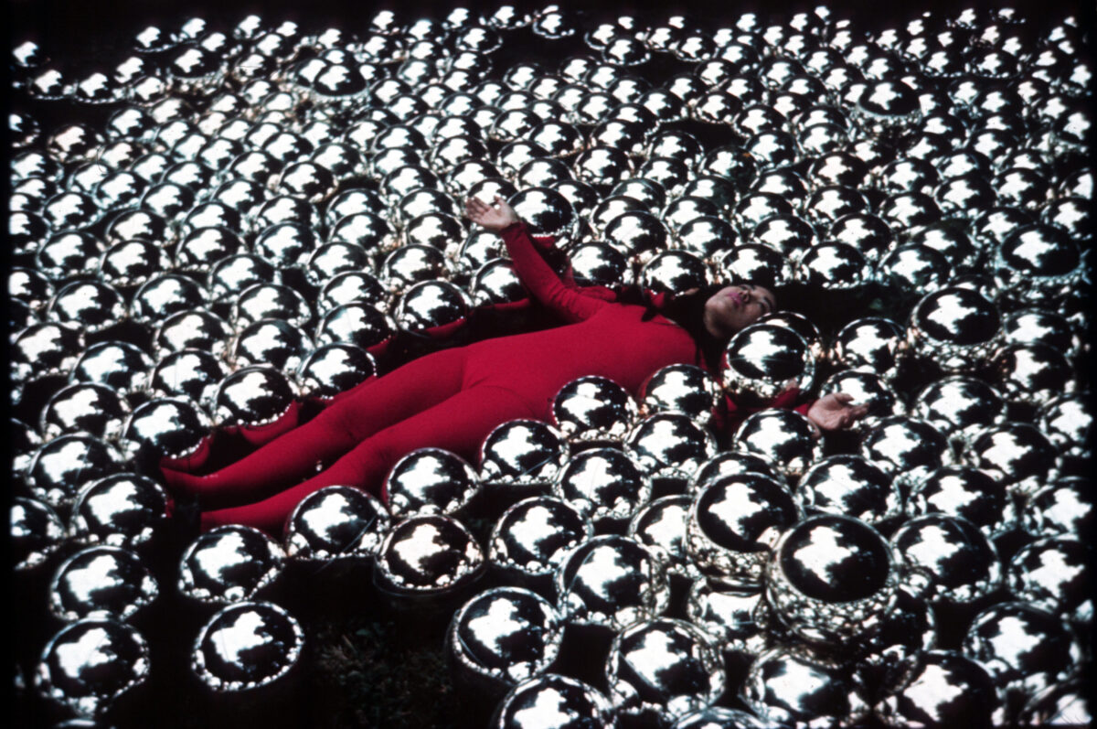 Yayoi Kusama, la donna dei pois: a Basilea la mostra che celebra 10 anni di infiniti punti