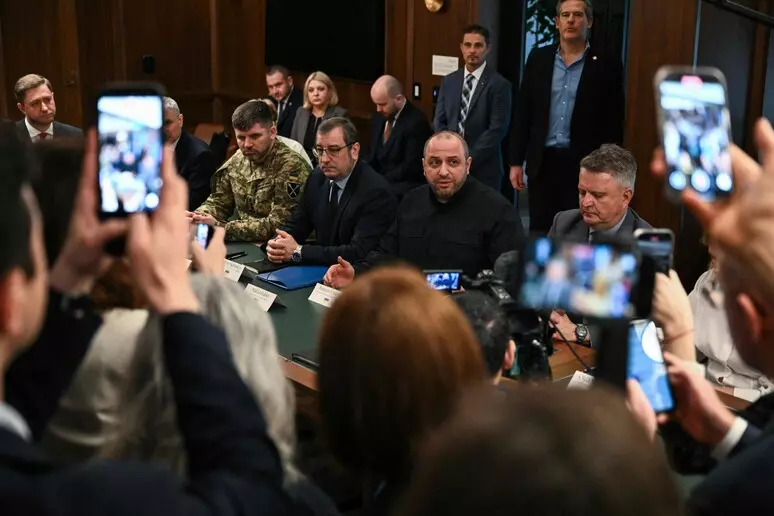 Washington e Kiev: avanzano i colloqui per mettere fine al conflitto con Mosca