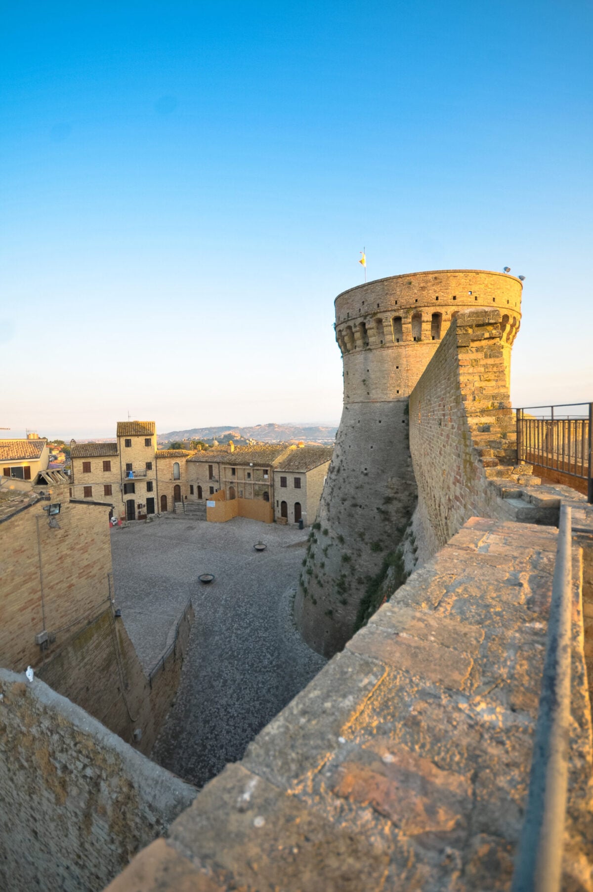 L’incanto dei borghi marchigiani L’incanto dei borghi marchigiani