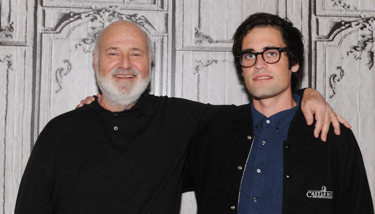 Orrore a Hollywood, il regista Rob Reiner e la moglie accoltellati: arrestato il figlio Nick. Il mistero dietro la tragedia familiare Orrore a Hollywood, il regista Rob Reiner e la moglie accoltellati: arrestato il figlio Nick. Il mistero dietro la tragedia familiare