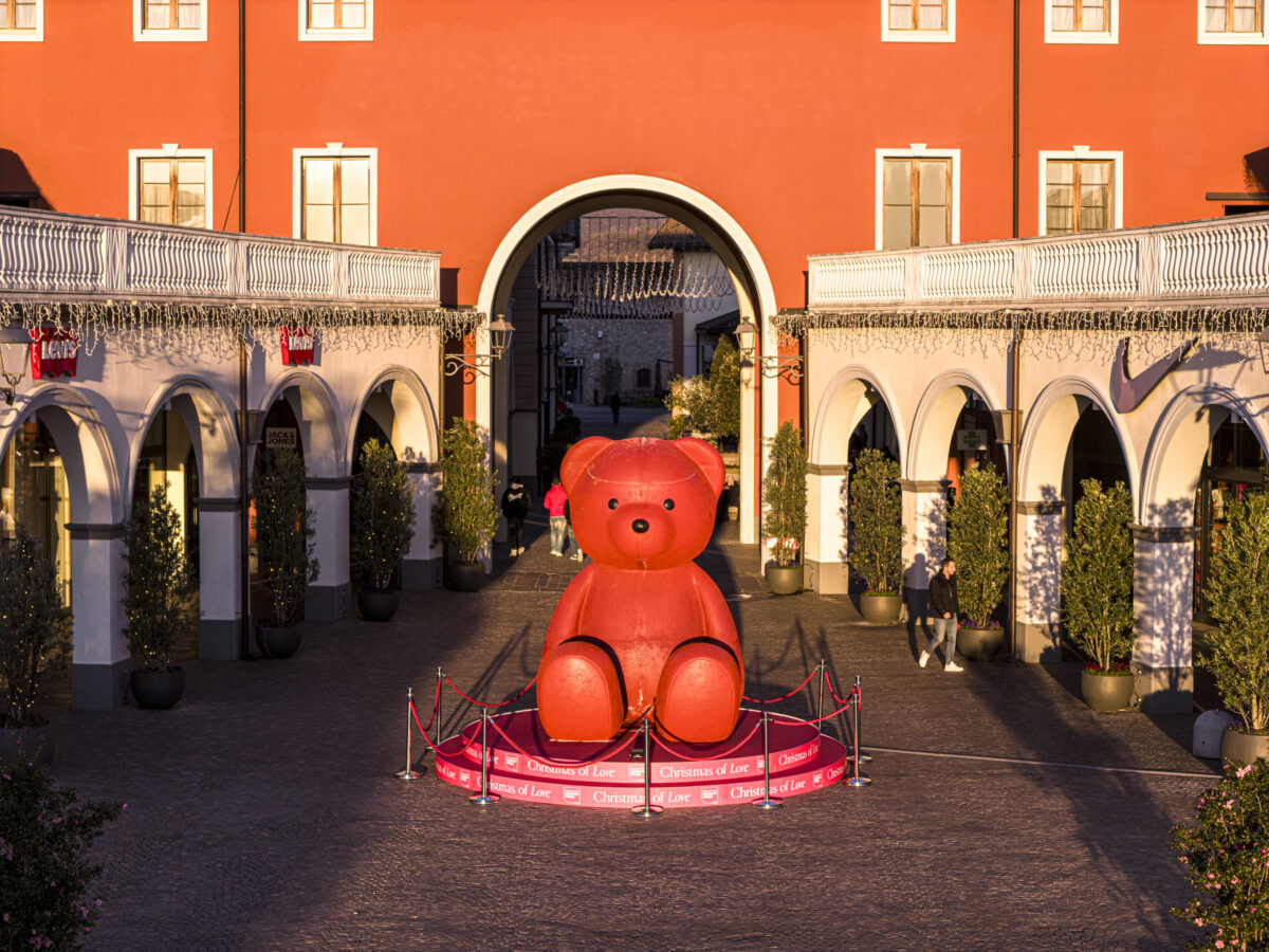 Franciacorta Designer Village accende il Natale: solidarietà, magia e il panettone di Iginio Massari