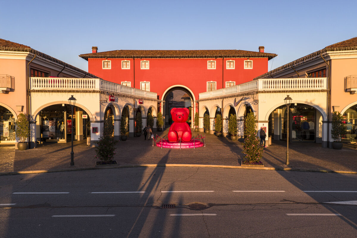 Franciacorta Designer Village accende il Natale: solidarietà, magia e il panettone di Iginio Massari
