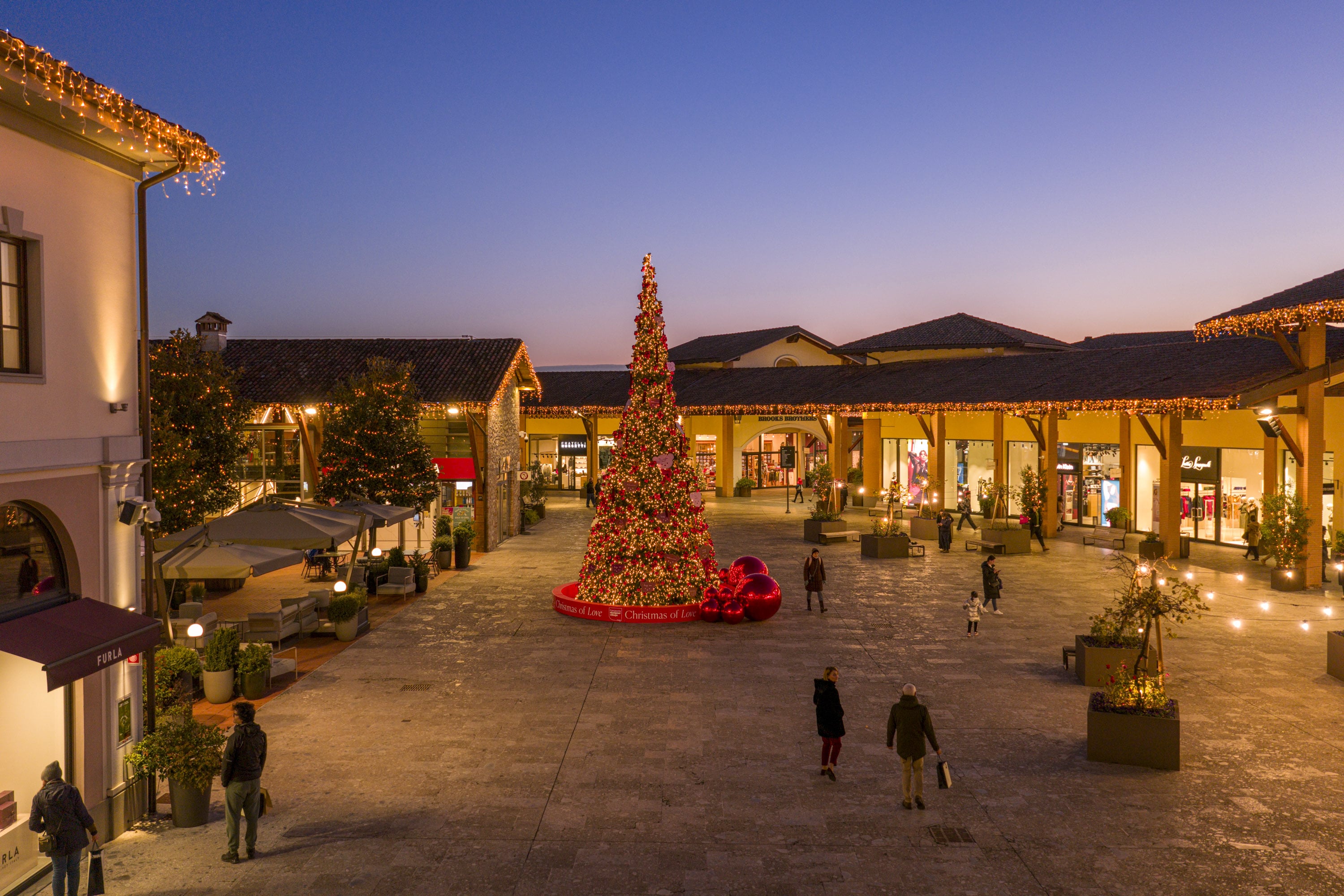 Franciacorta Designer Village accende il Natale: solidarietà, magia e il panettone di Iginio Massari