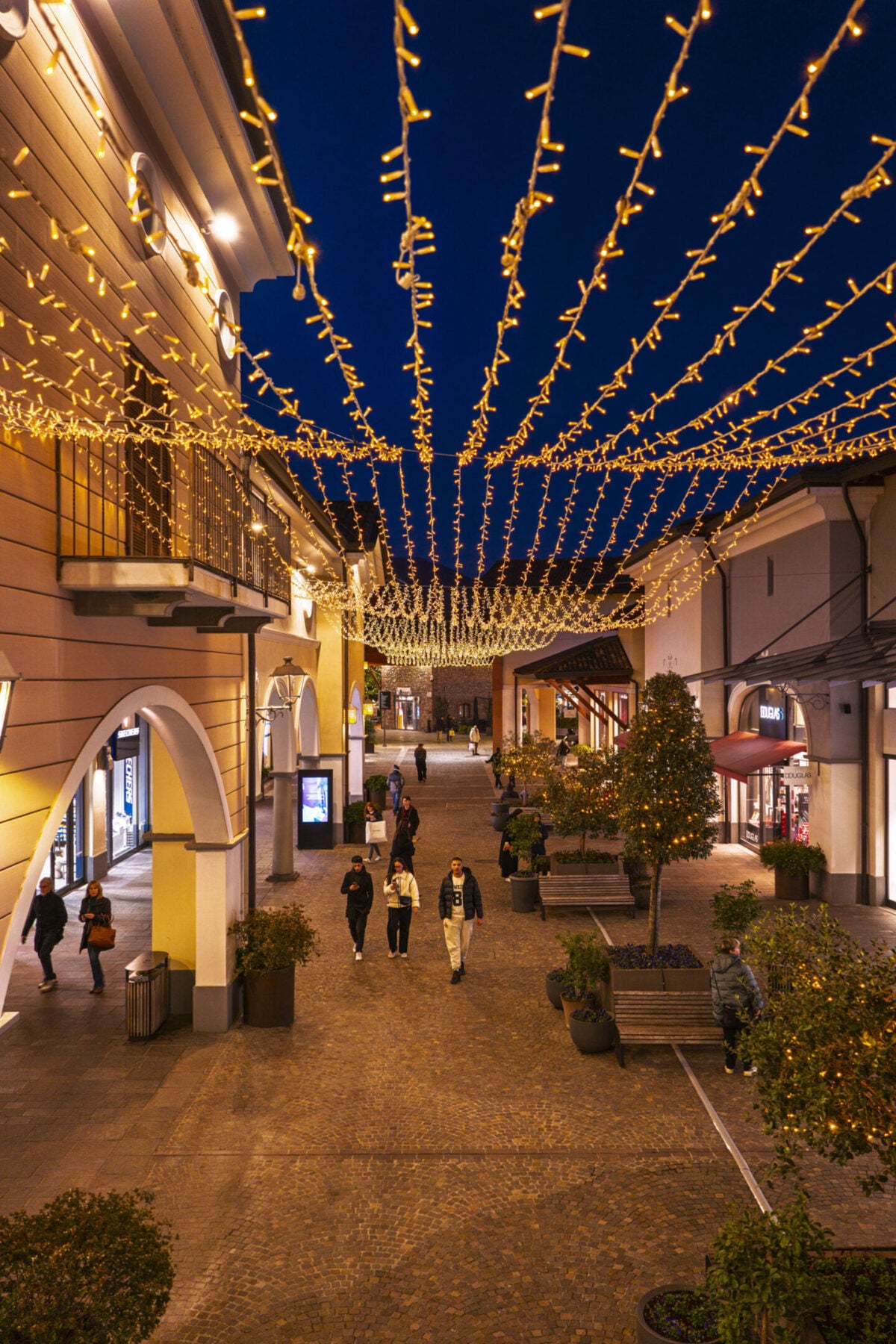 Franciacorta Designer Village accende il Natale: solidarietà, magia e il panettone di Iginio Massari