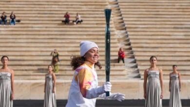 Milano-Cortina 2026, la fiamma olimpica giunge a Roma e comincia il suo viaggio magico in Italia