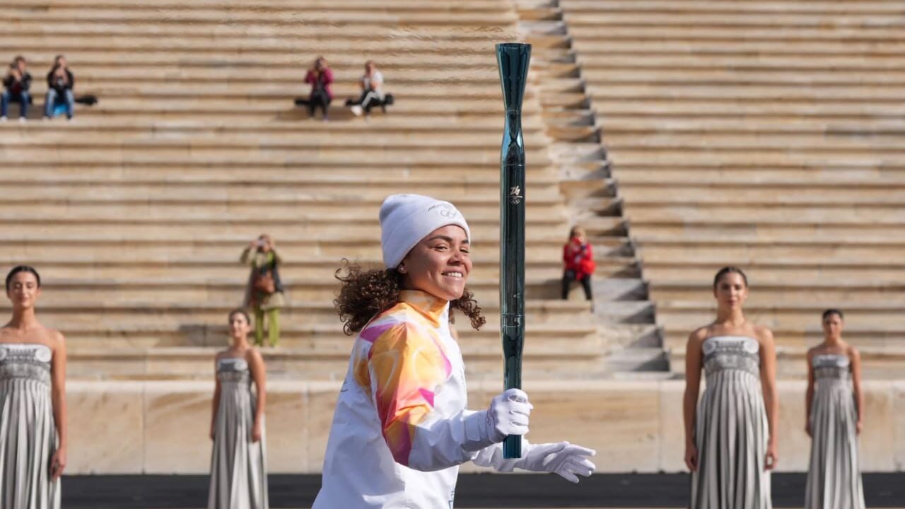 Milano Cortina 2026, la fiamma olimpica giunge a Roma e comincia il suo viaggio magico in Italia