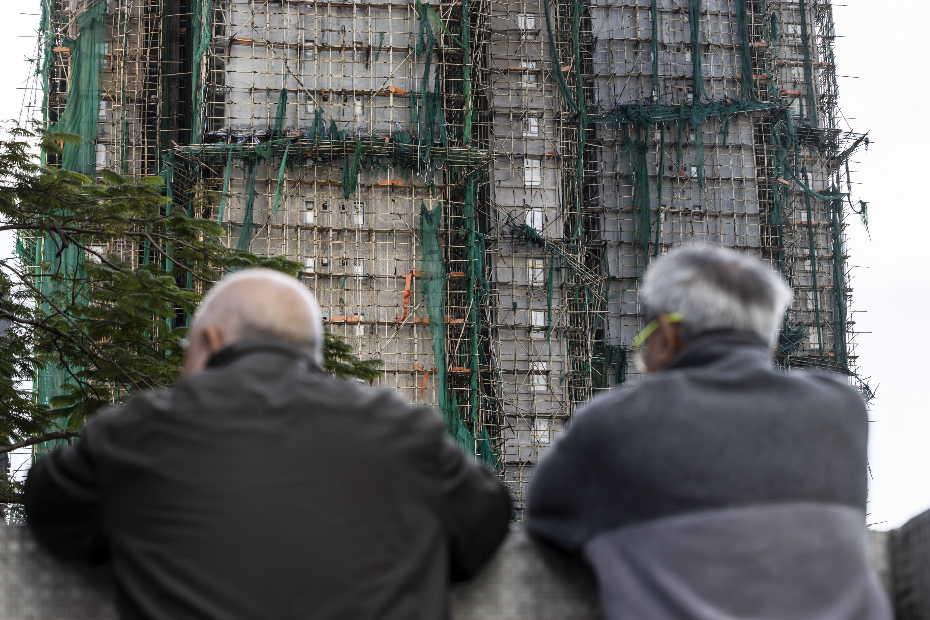 Hong Kong, la verità dietro il rogo di Tai Po: non è stato il bamboo a bruciare