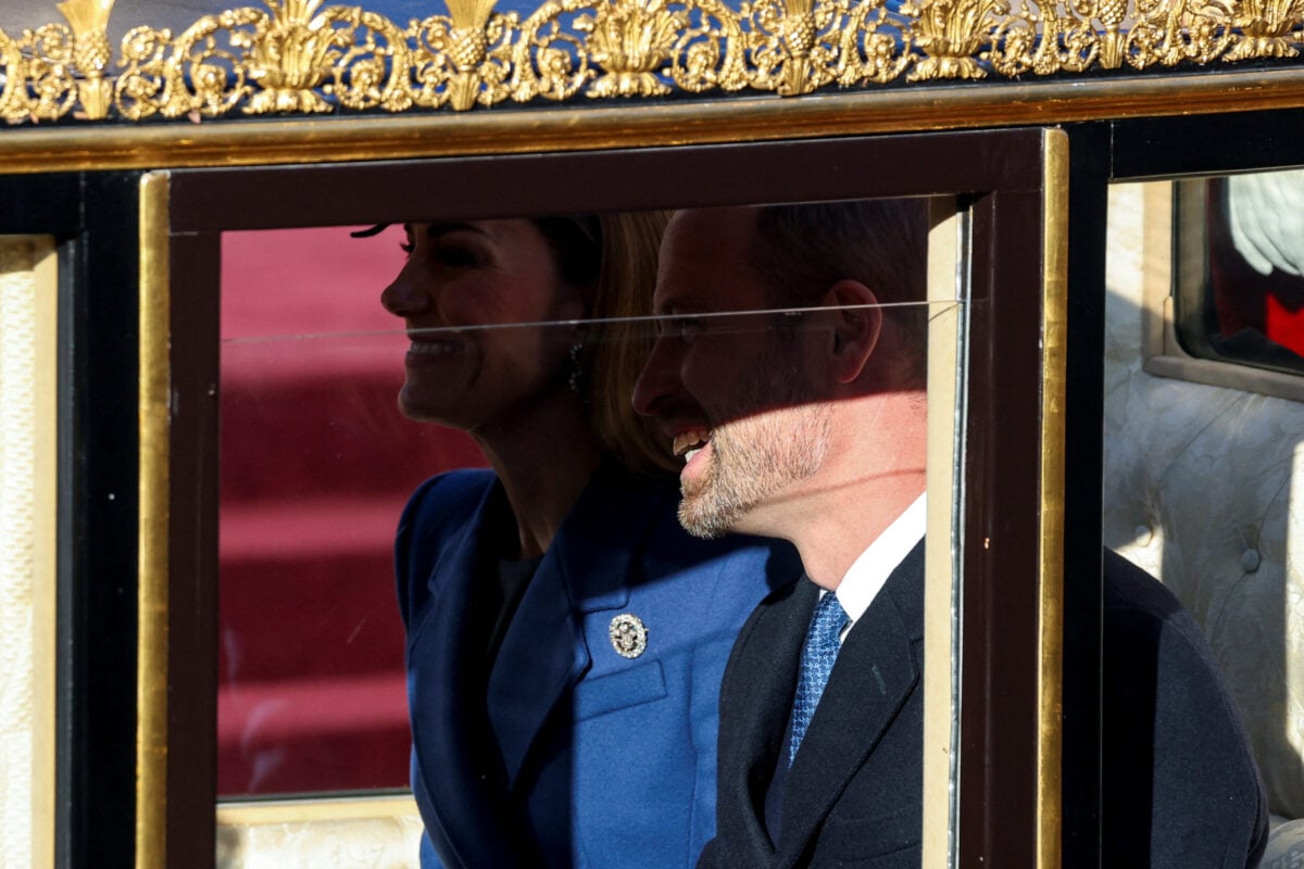 Kate Middleton in blu guida l’accoglienza reale per il presidente della Germania