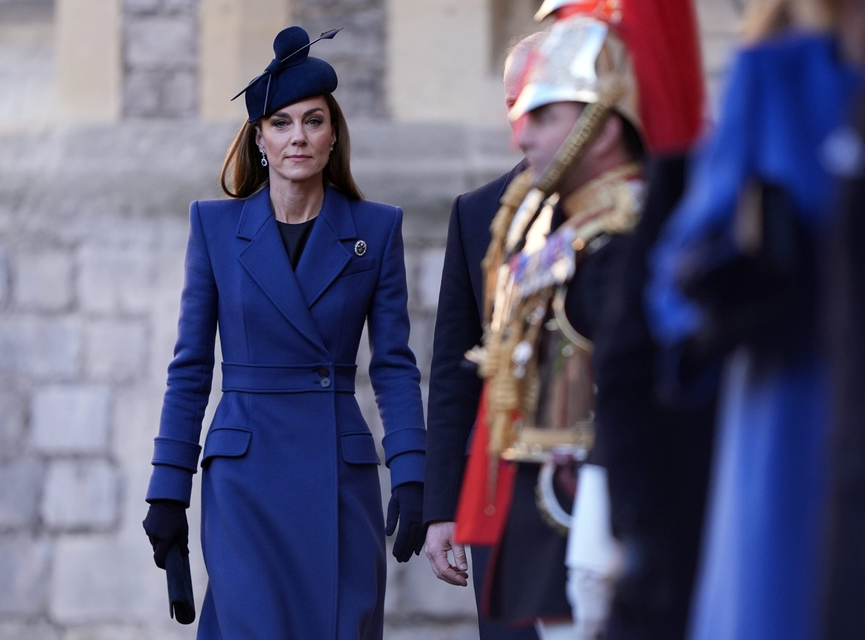 Kate Middleton in blu guida l’accoglienza reale per il presidente della Germania