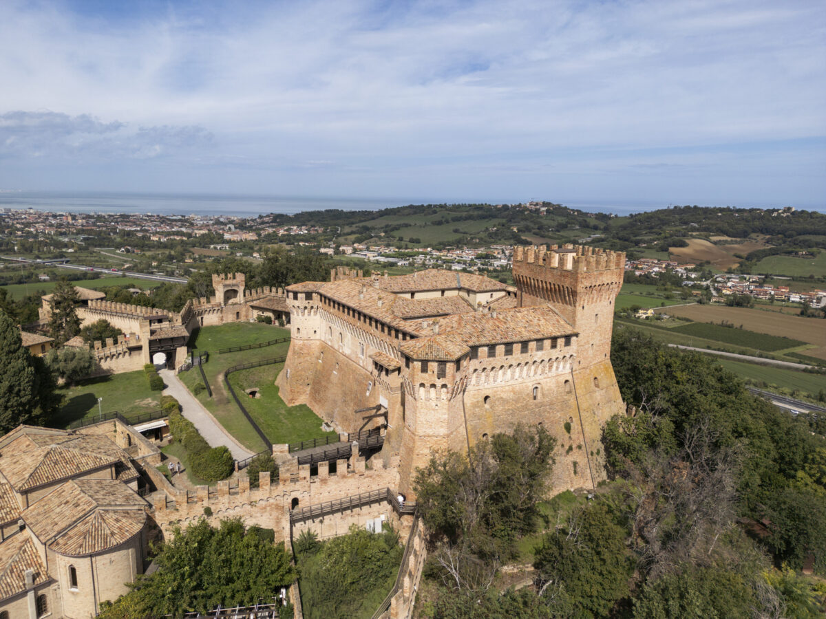 L’incanto dei borghi marchigiani L’incanto dei borghi marchigiani