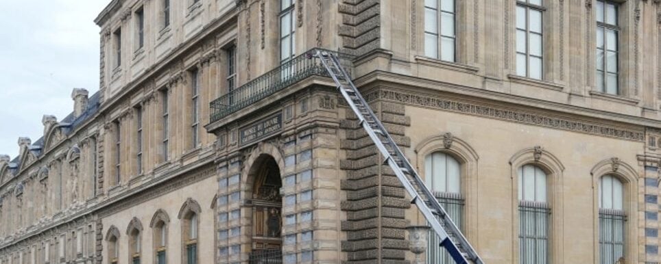 Furto del Louvre, ennesima gaffe: un documento ignorato per sette anni aveva previsto tutta la rapina Furto del Louvre, ennesima gaffe: un documento ignorato per sette anni aveva previsto tutta la rapina