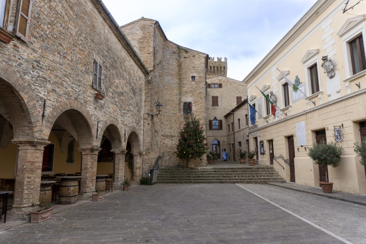 L’incanto dei borghi marchigiani L’incanto dei borghi marchigiani