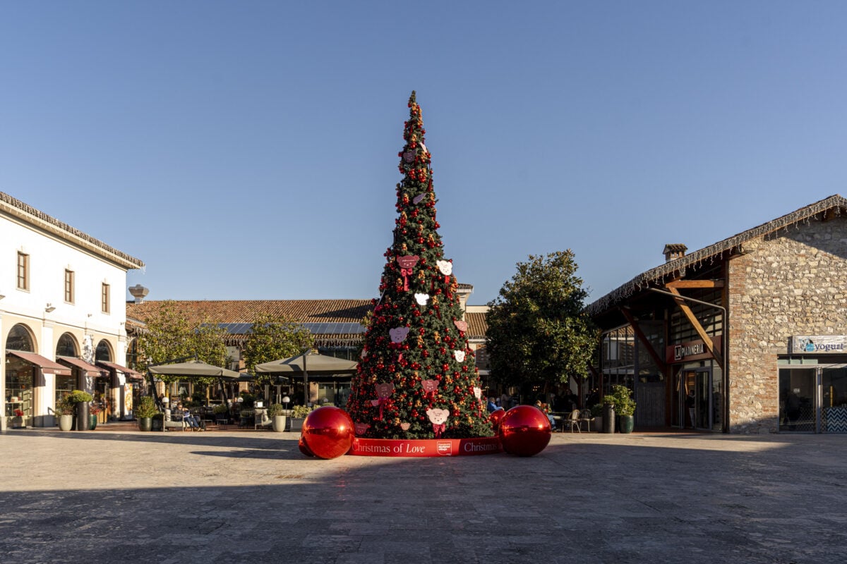Franciacorta Designer Village accende il Natale: solidarietà, magia e il panettone di Iginio Massari