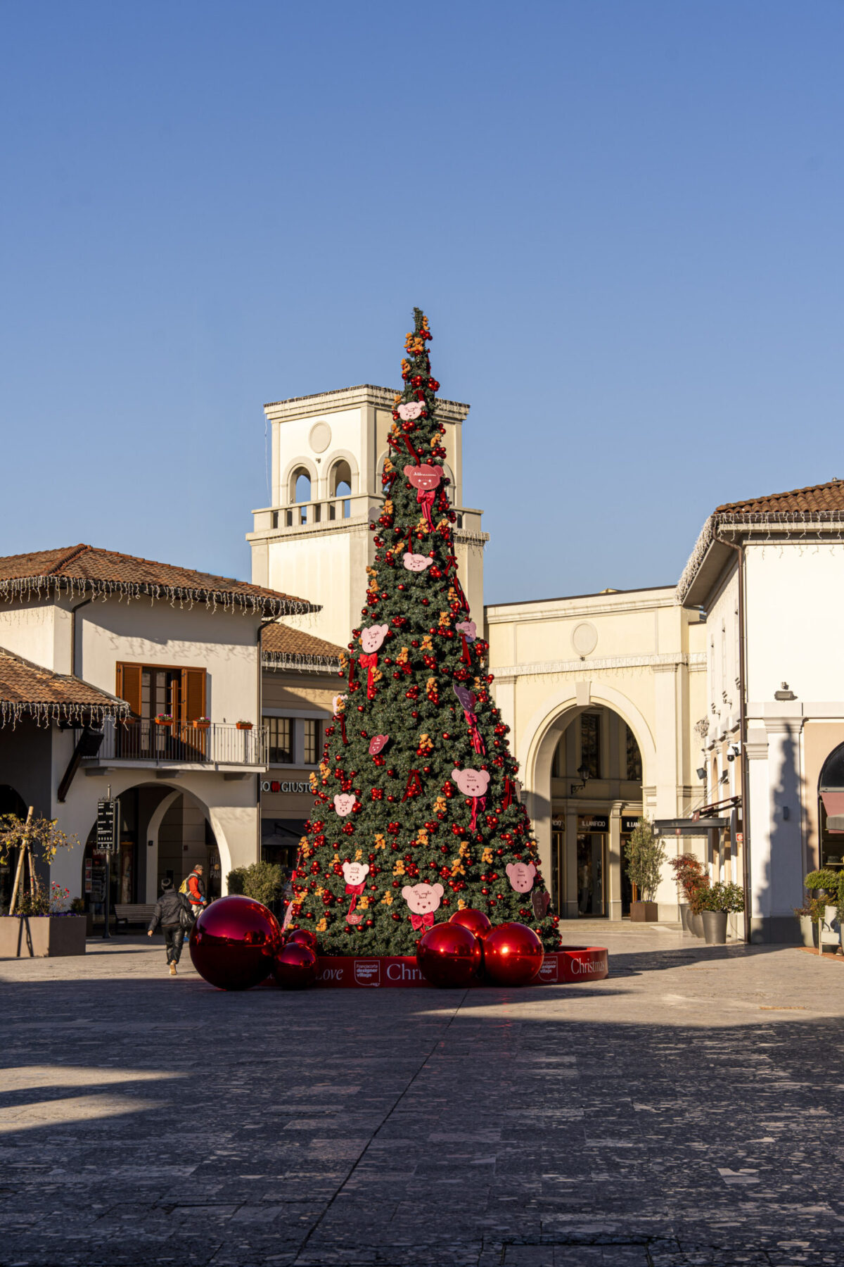 Franciacorta Designer Village accende il Natale: solidarietà, magia e il panettone di Iginio Massari