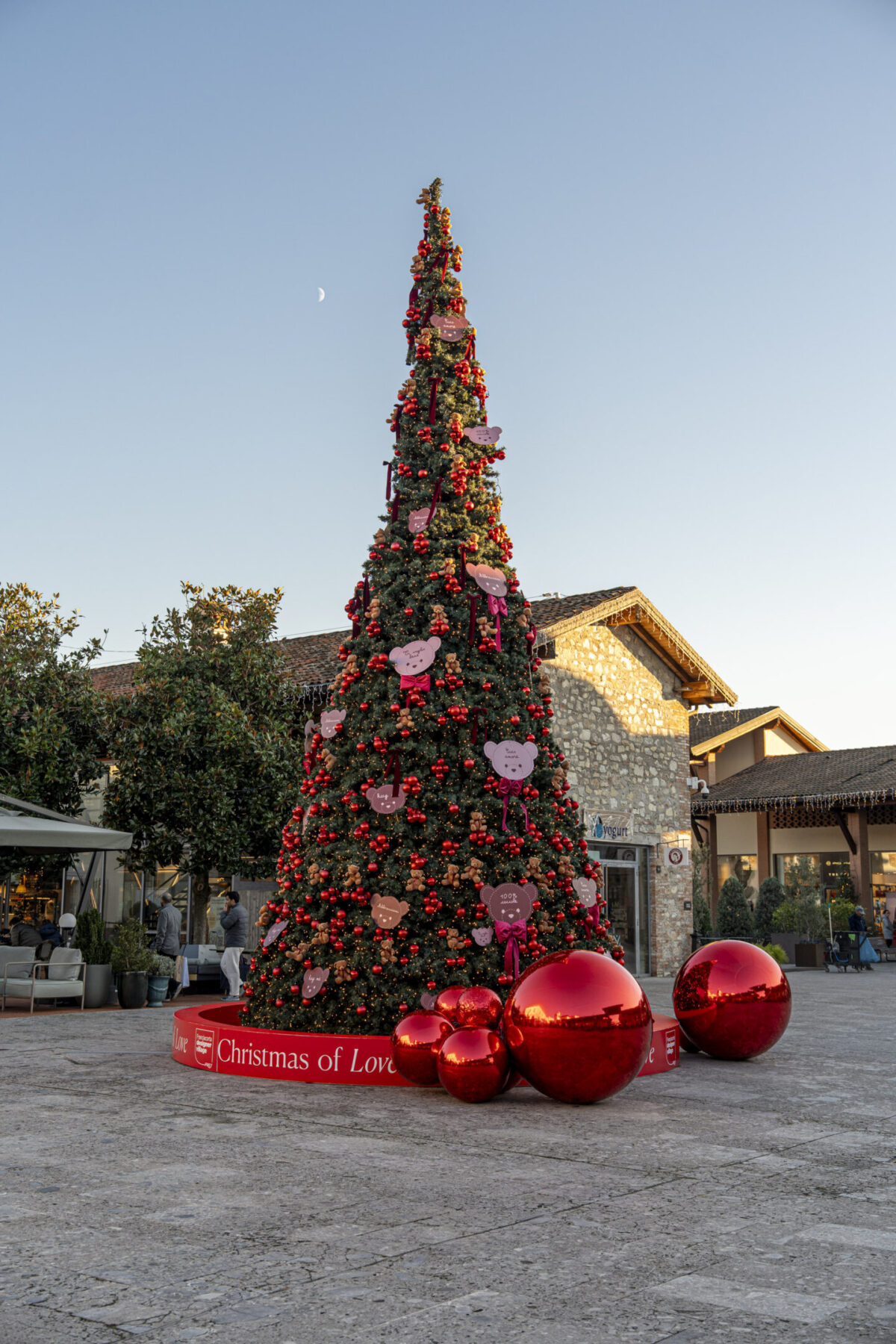 Franciacorta Designer Village accende il Natale: solidarietà, magia e il panettone di Iginio Massari