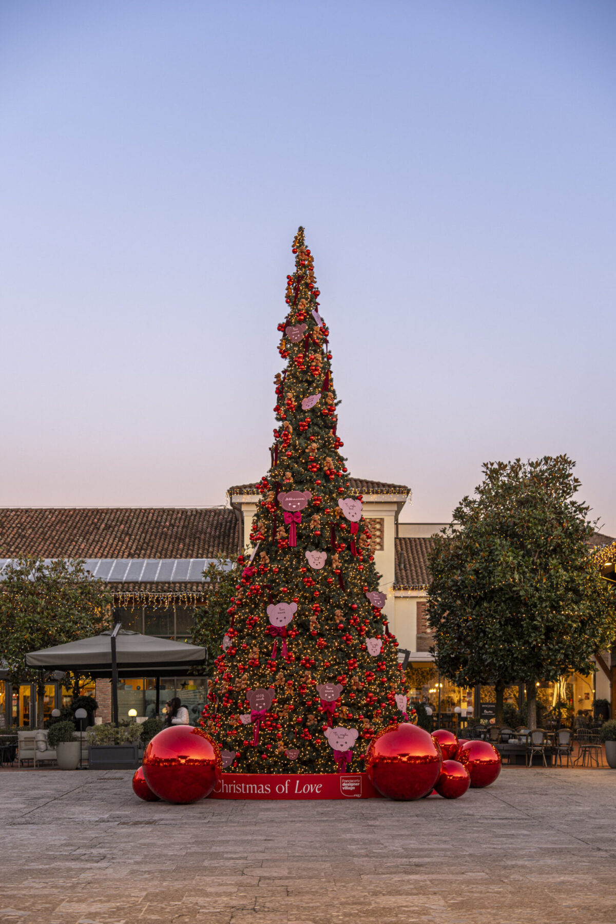 Franciacorta Designer Village accende il Natale: solidarietà, magia e il panettone di Iginio Massari