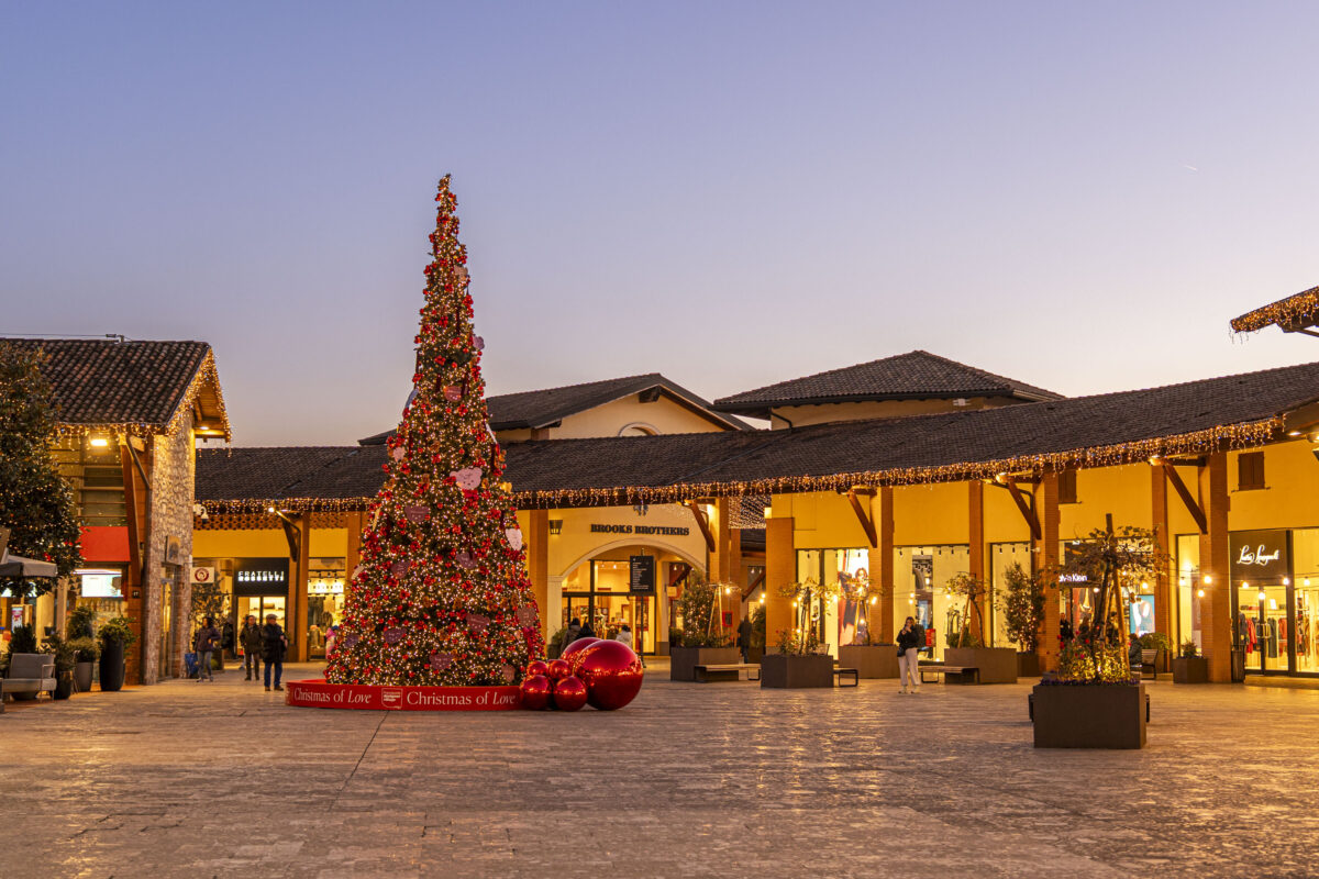 Franciacorta Designer Village accende il Natale: solidarietà, magia e il panettone di Iginio Massari