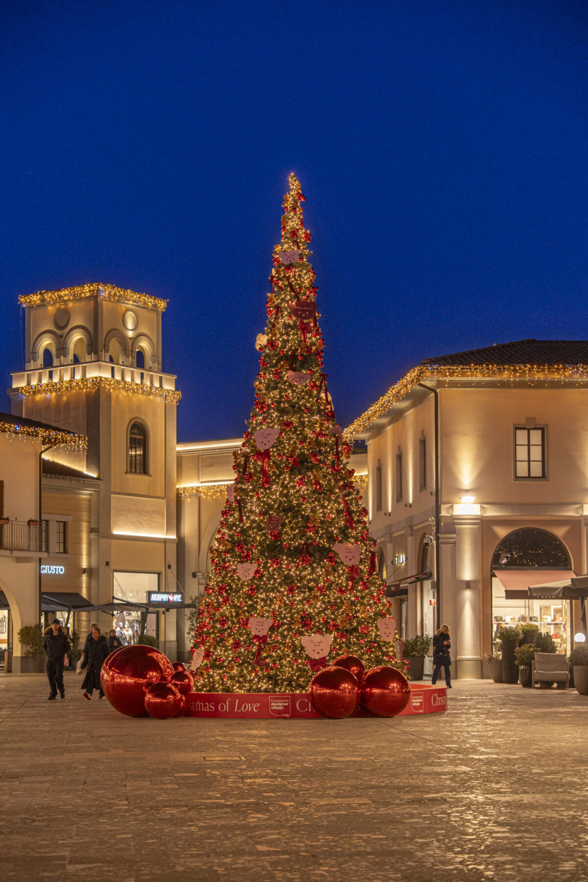 Franciacorta Designer Village accende il Natale: solidarietà, magia e il panettone di Iginio Massari