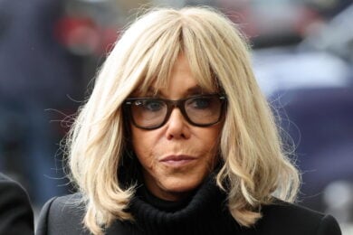Brigitte Macron contro le femministe: bufera per la difesa di Ary Abittan e lo scontro sul caso stupro a Parigi