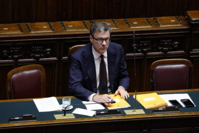 Manovra 2026: contanti fino a 10.000 euro con imposta fissa da 500 euro, cosa cambia davvero