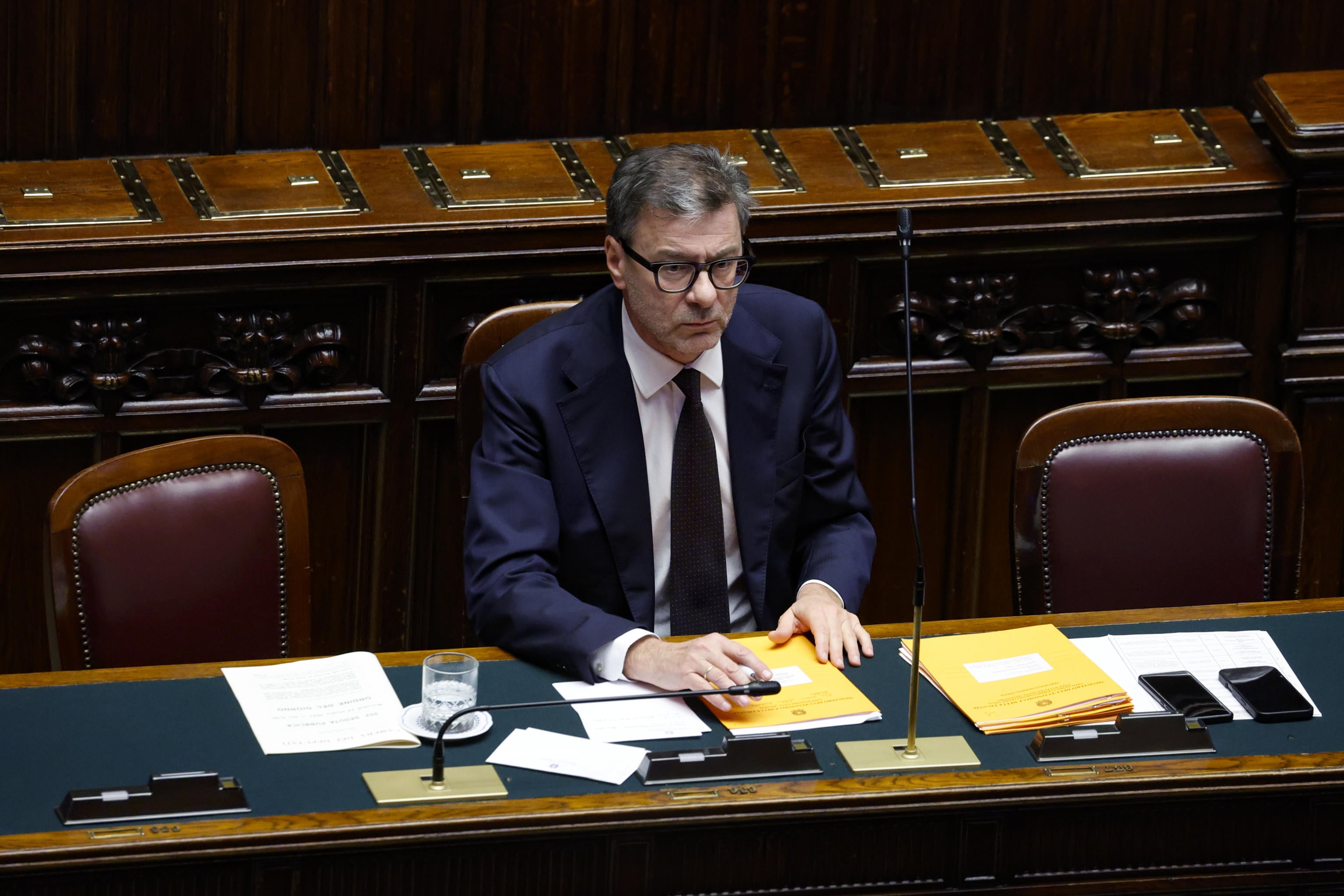 Manovra 2026: contanti fino a 10.000 euro con imposta fissa da 500 euro, cosa cambia davvero Manovra 2026: contanti fino a 10.000 euro con imposta fissa da 500 euro, cosa cambia davvero