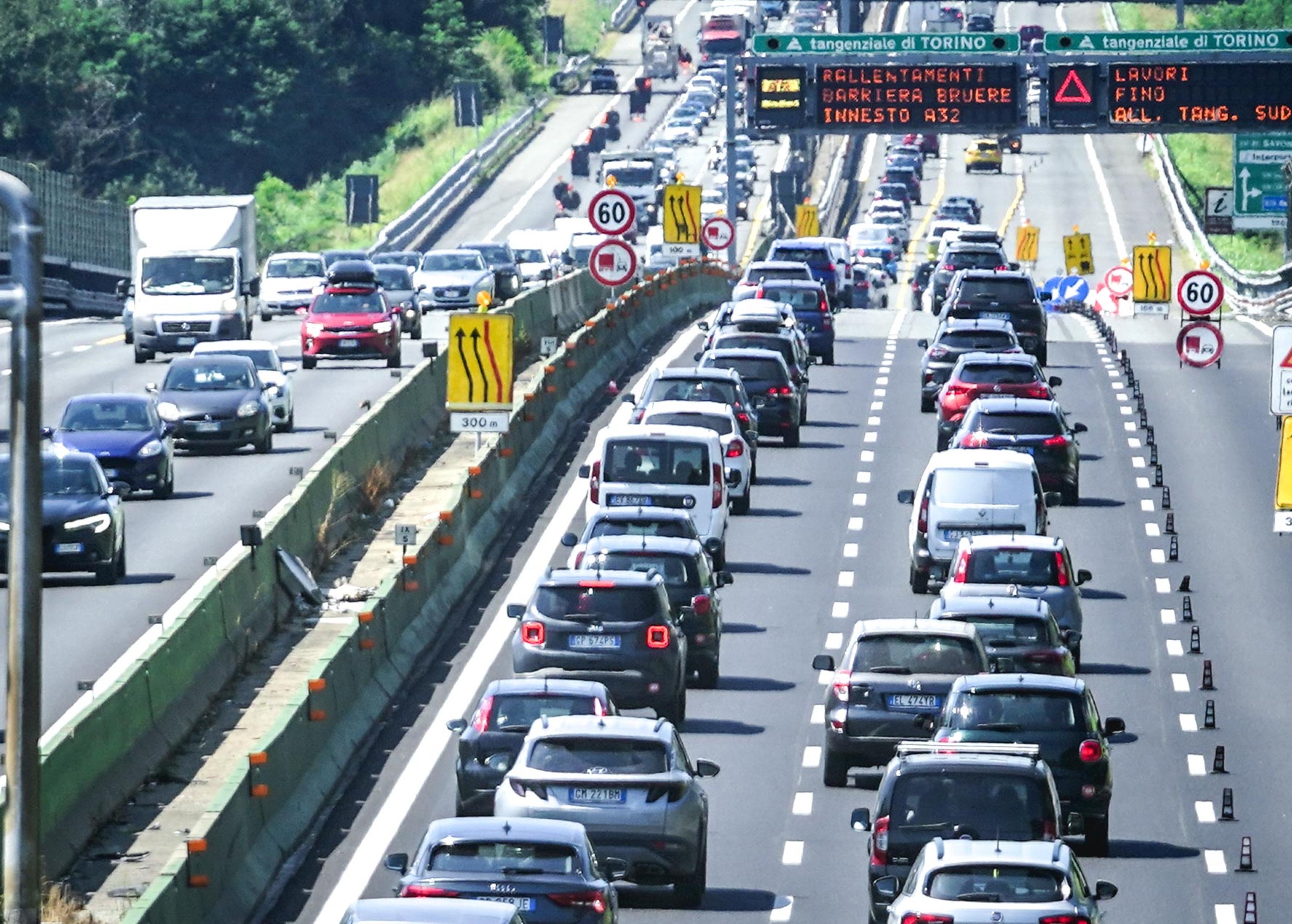Bruxelles rallenta: addio allo stop totale ai motori termici dal 2035 Bruxelles rallenta: addio allo stop totale ai motori termici dal 2035