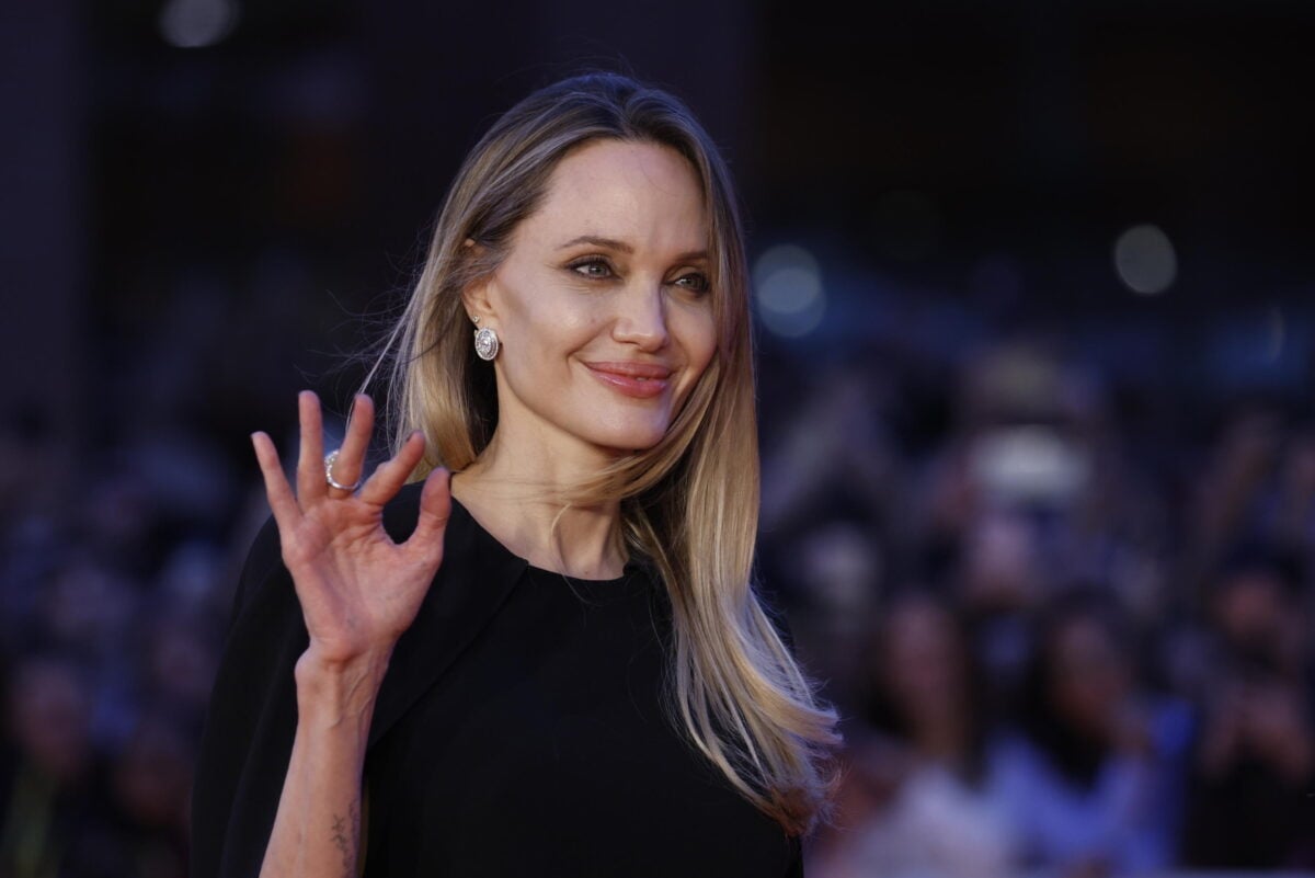 Angelina Jolie, dieci anni dopo: le cicatrici della mastectomia in prima pagina sul «Time»