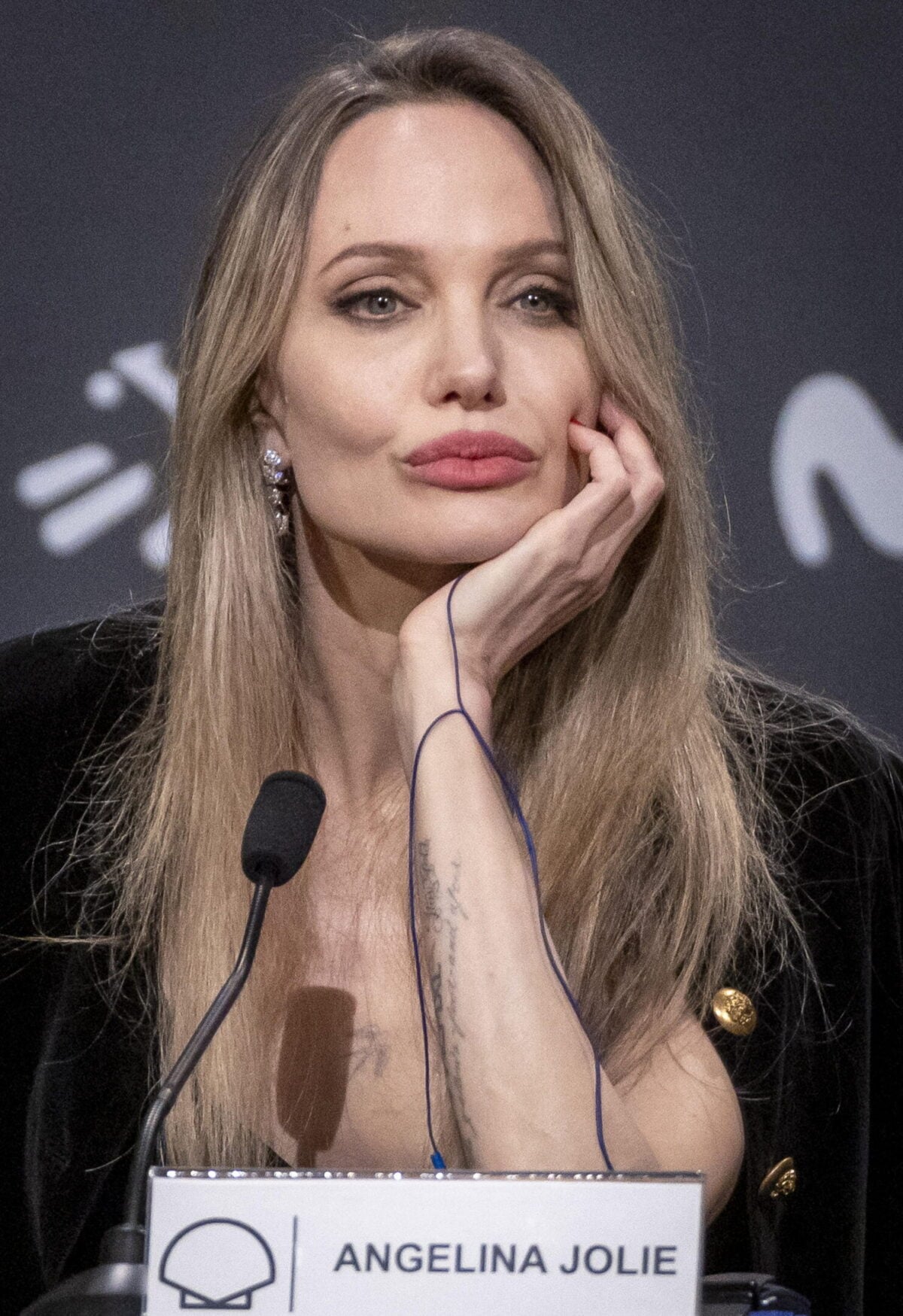 Angelina Jolie, dieci anni dopo: le cicatrici della mastectomia in prima pagina sul «Time»